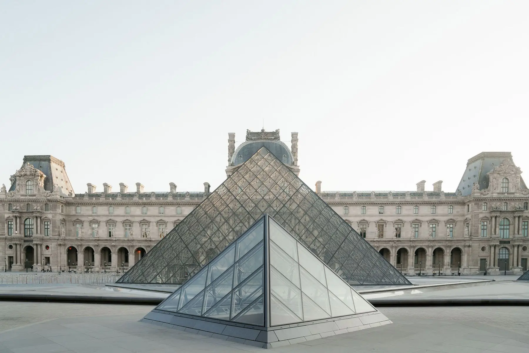 Editorial wedding portrait at the Louvre, Paris