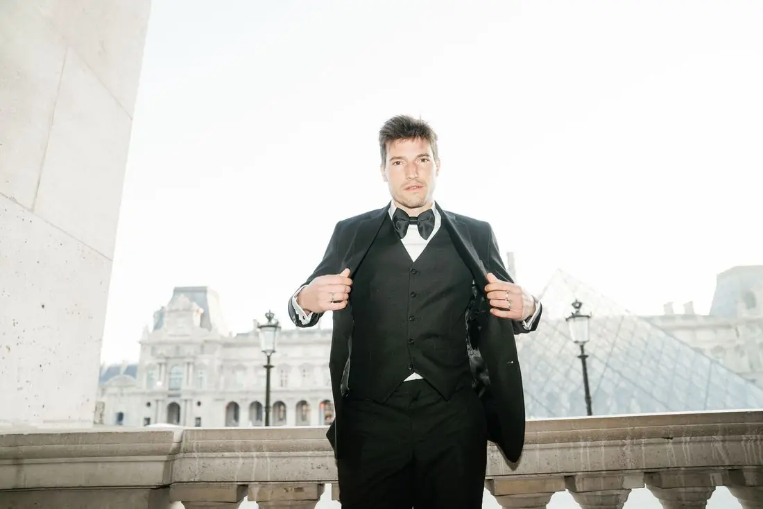 Editorial wedding portrait at the Louvre, Paris