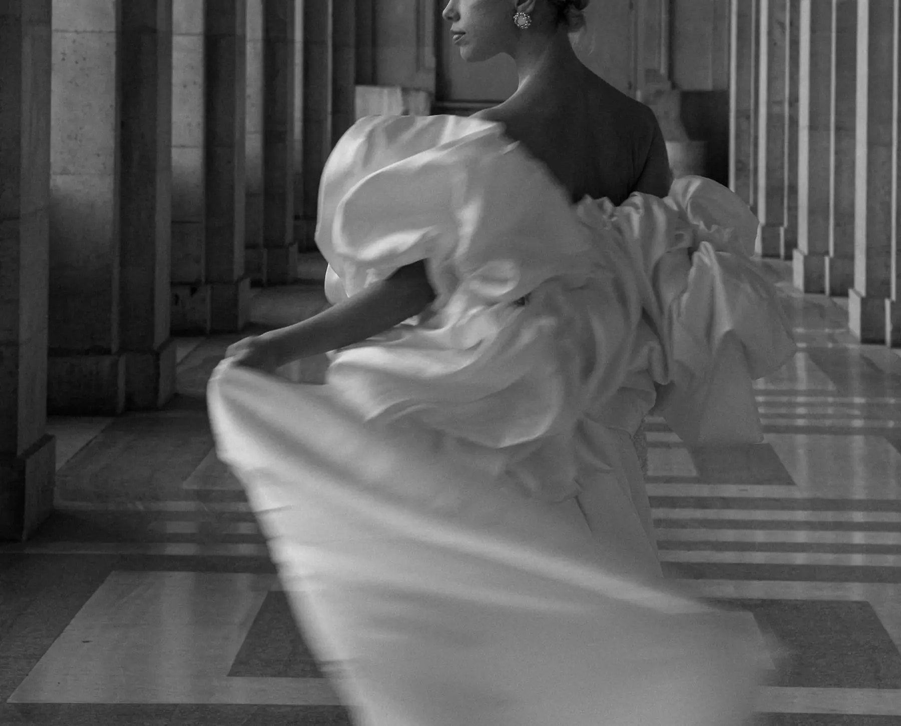 Editorial wedding portrait at the Louvre, Paris
