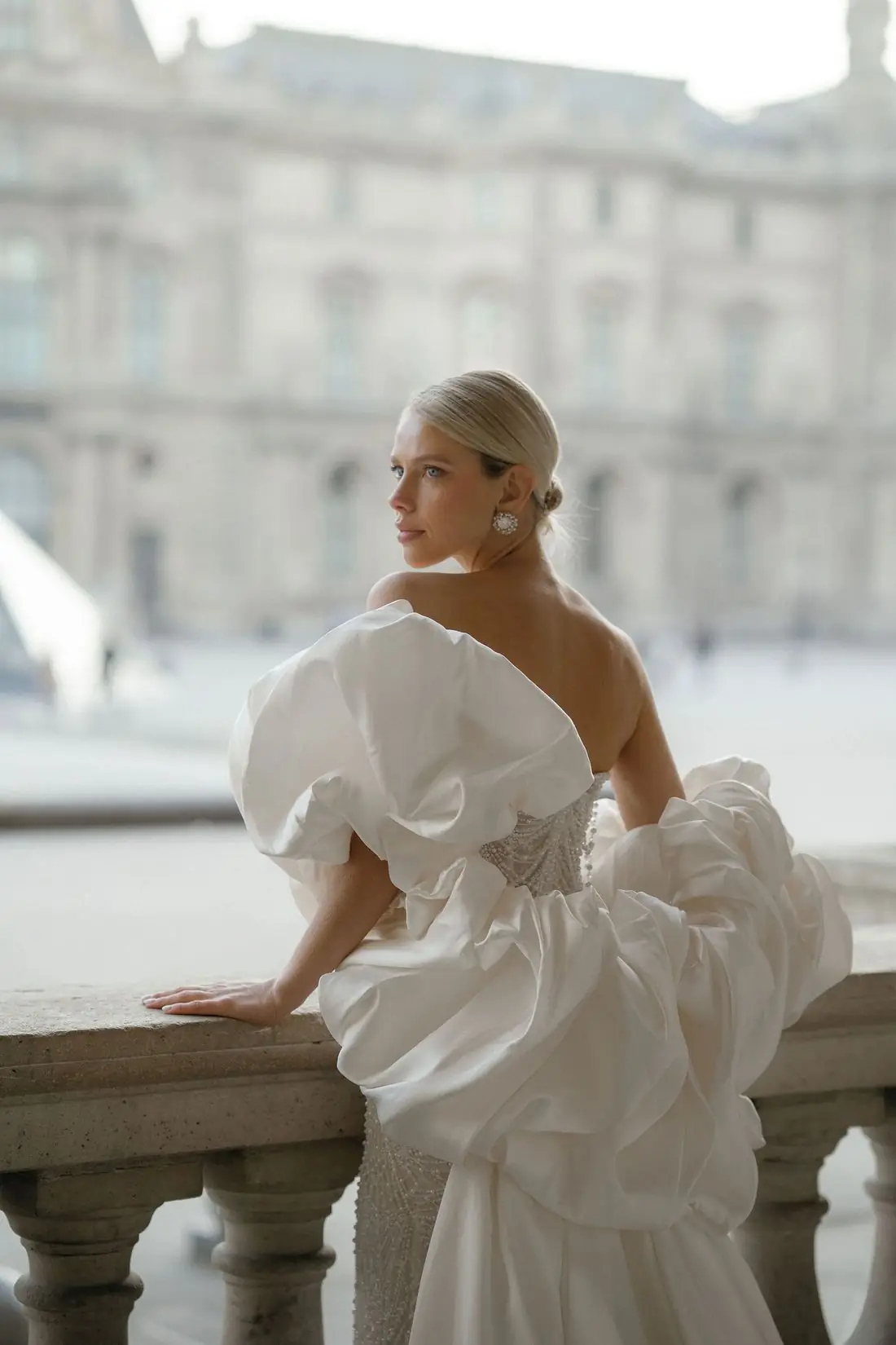 Editorial wedding portrait at the Louvre, Paris